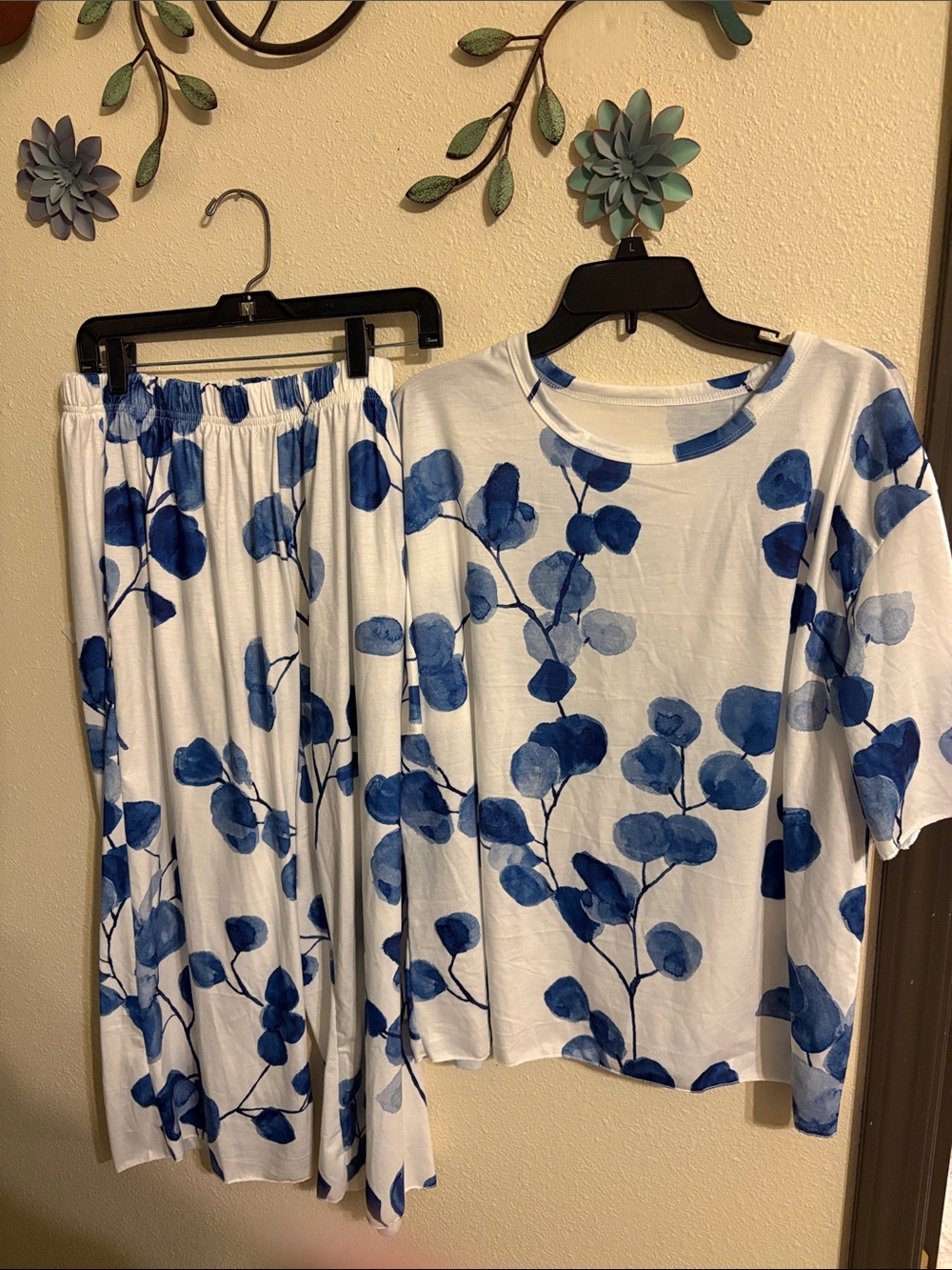 Women’s Blue Leaf Print Pajama Set